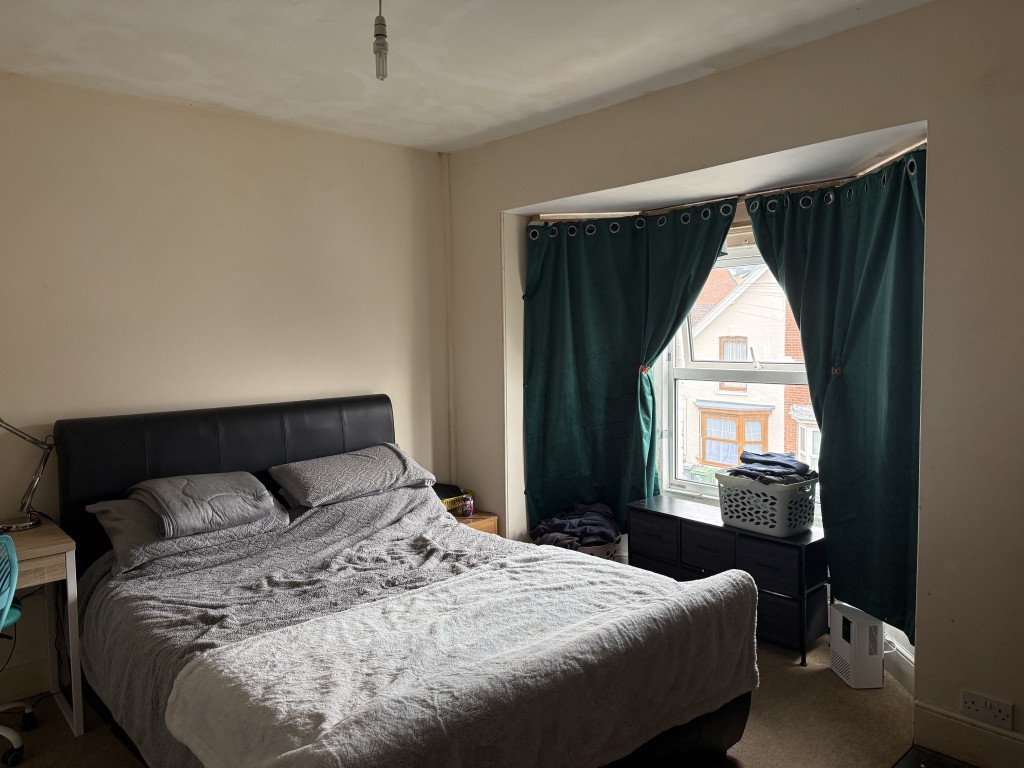 Lot: 111 - FREEHOLD HOUSE FOR INVESTMENT - Front bedroom with bay and tenants furniture